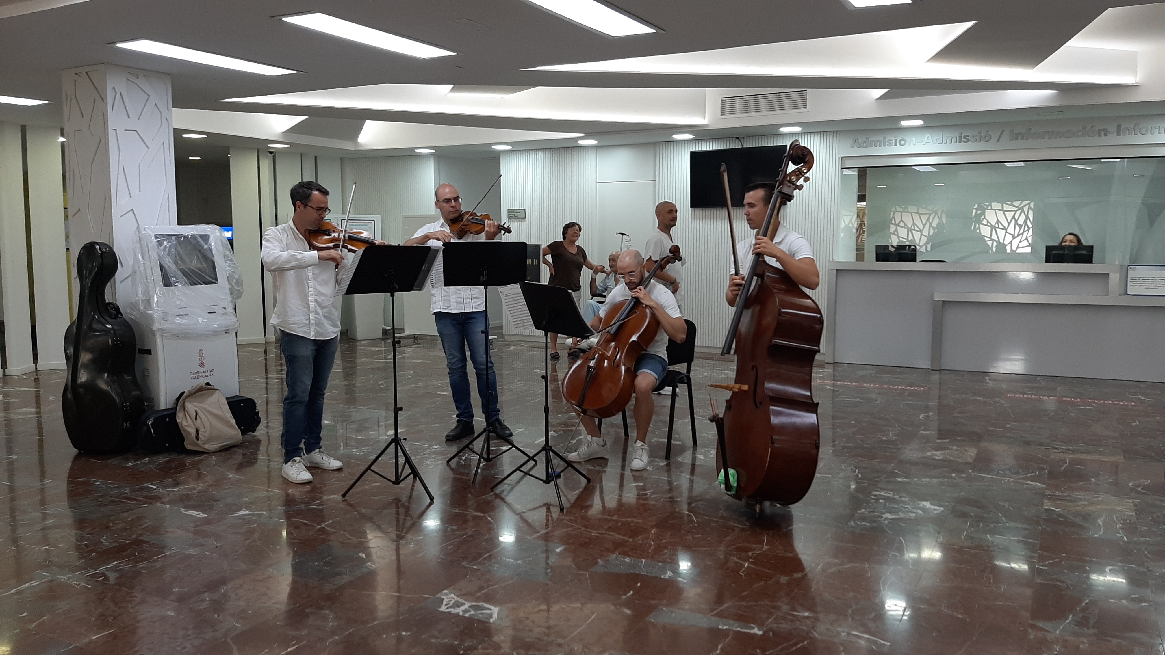 L'Hospital General Universitari d'Elx rep la visita de l'Orquestra ADDA•SIMFÒNICA de la Diputació d'