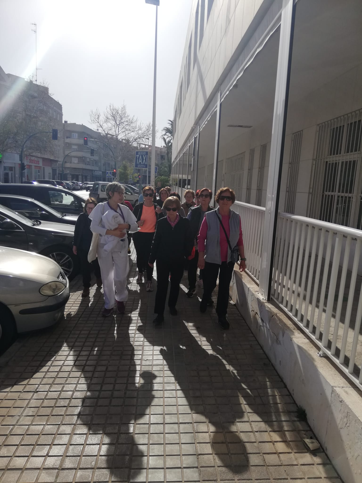 caminata saludable en el centro de salud de Altabix con pacientes
